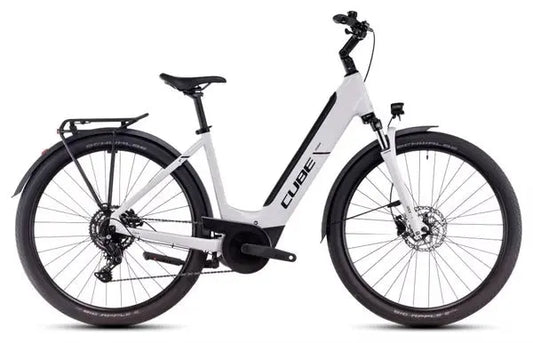 VTC Électrique Cube Touring Hybrid One 625 Easy Entry Shimano Cues 9V 625 Wh 700 mm Blanc Cotton Gris 2025 JARDINS LOISIRS