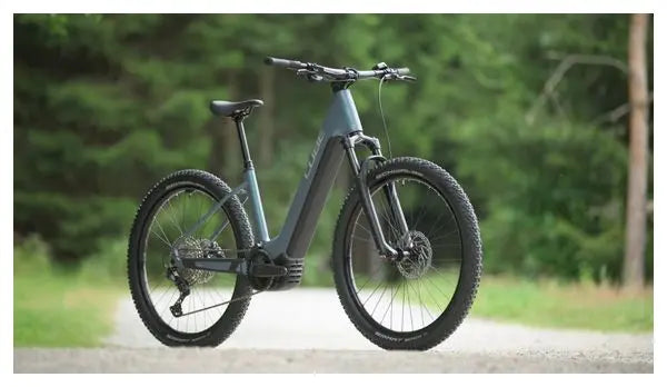 VTT Électrique Semi-Rigide Cube Reaction Hybrid Pro 800 Easy Entry Shimano Deore/Deore XT 12V 800 Wh 27.5'' Bleu Vert Smaragd 2025 JARDINS LOISIRS