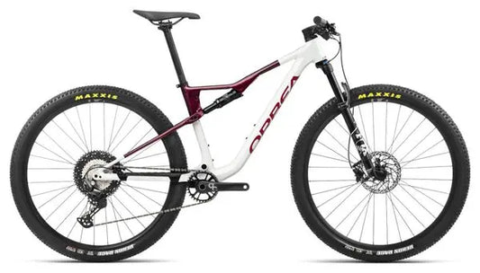 VTT Tout-Suspendu Orbea Oiz H30 Shimano Deore 12V 29'' Blanc Chic Rouge Shadow Coral 2024 JARDINS LOISIRS