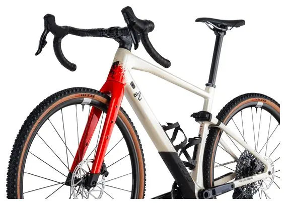 Vélo de Gravel BMC URS 01 Four Sram Rival eTap AXS/GX Eagle 12V 700 mm Blanc Pearl JARDINS LOISIRS