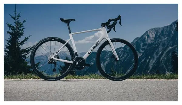 Vélo de Route Cube Attain C:62 SLX Shimano 105 Di2 12V 700 mm Blanc Cotton Gris 2025 JARDINS LOISIRS