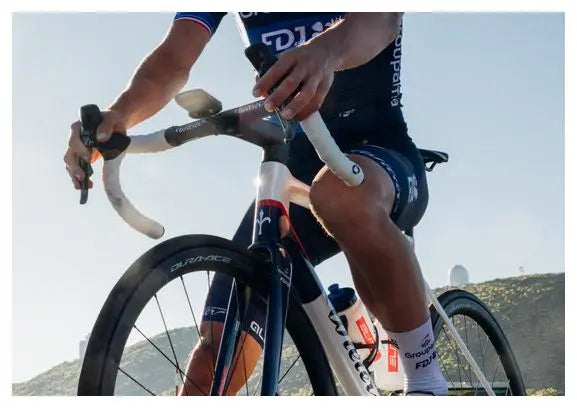 Vélo de Route Wilier Triestina Verticale SLR Shimano Dura-Ace Di2 12V 700 mm Blanc Bleu Groupama-FDJ 2024 JARDINS LOISIRS