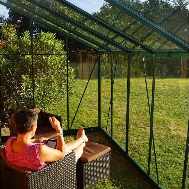 Serre adossée Rubis 8,40m² en aluminium laqué vert et verre trempé avec base JARDINS LOISIRS