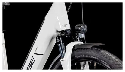 VTC Électrique Cube Touring Hybrid One 625 Easy Entry Shimano Cues 9V 625 Wh 700 mm Blanc Cotton Gris 2025 JARDINS LOISIRS