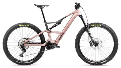VTT Électrique Tout-Suspendu Orbea Rise LT M20 Shimano SLX 12V 630 Wh 29'' Rose Desert Gris Carbon Raw 2025 JARDINS LOISIRS