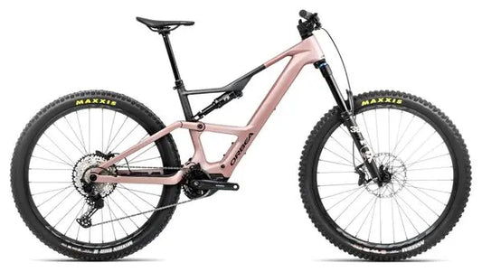VTT Électrique Tout-Suspendu Orbea Rise LT M20 Shimano SLX 12V 630 Wh 29'' Rose Desert Gris Carbon Raw 2025 JARDINS LOISIRS