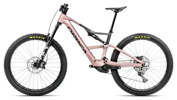 VTT Électrique Tout-Suspendu Orbea Rise LT M20 Shimano SLX 12V 630 Wh 29'' Rose Desert Gris Carbon Raw 2025 JARDINS LOISIRS