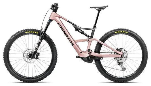 VTT Électrique Tout-Suspendu Orbea Rise LT M20 Shimano SLX 12V 630 Wh 29'' Rose Desert Gris Carbon Raw 2025 JARDINS LOISIRS