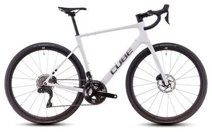 Vélo de Route Cube Attain C:62 SLX Shimano 105 Di2 12V 700 mm Blanc Cotton Gris 2025 JARDINS LOISIRS